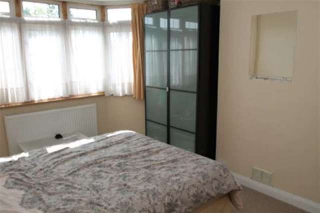  Image of 3 bedroom Semi-Detached house to rent in Selsdon Park Road Selsdon South Croydon CR2 at South Croydon, CR2 8JJ