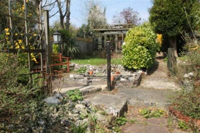  Image of 3 bedroom Semi-Detached house to rent in Selsdon Park Road Selsdon South Croydon CR2 at South Croydon, CR2 8JJ