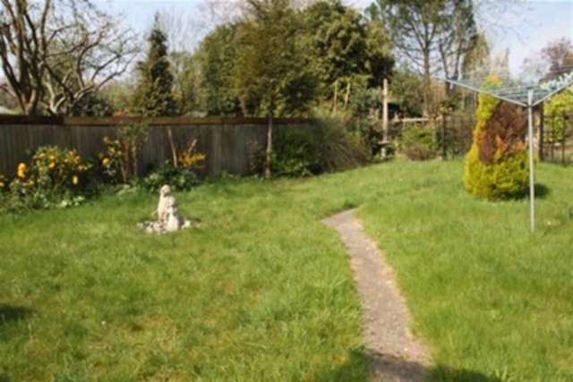  Image of 3 bedroom Semi-Detached house to rent in Selsdon Park Road Selsdon South Croydon CR2 at South Croydon, CR2 8JJ
