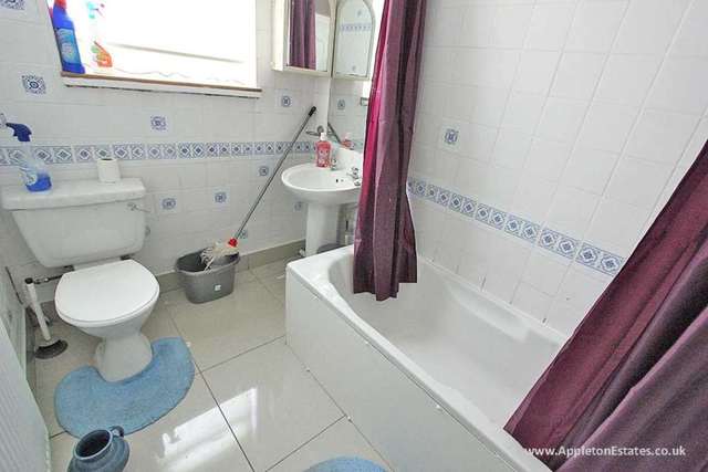  Image of 5 bedroom House Share to rent in Silverleigh Road Thornton Heath CR7 at Silverleigh Road  Thornton Heath, CR7 6DU