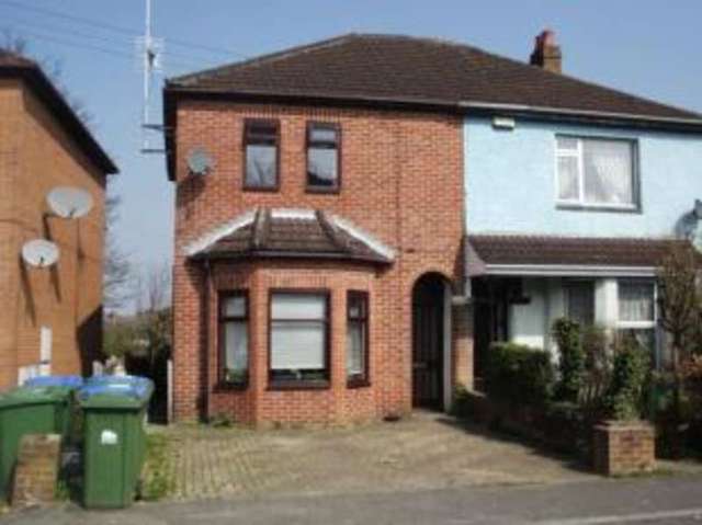  Image of 2 bedroom Maisonette for sale in Appleton Road Southampton SO18 at Southampton Hampshire Swaythling, SO18 1LA