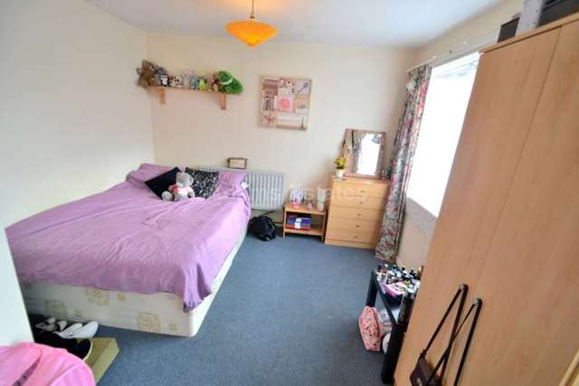  Image of 4 bedroom Terraced house to rent in Spring Terrace Reading RG2 at Spring Terrace  Reading, RG2 0BD