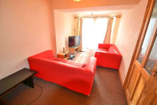  Image of 4 bedroom Terraced house to rent in Spring Terrace Reading RG2 at Spring Terrace  Reading, RG2 0BD