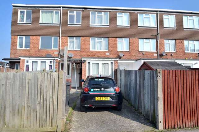  Image of 4 bedroom Terraced house to rent in Spring Terrace Reading RG2 at Spring Terrace  Reading, RG2 0BD