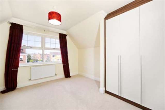  Image of 2 bedroom Flat to rent in Portsmouth Road Cobham KT11 at Cobham, KT11 1HZ