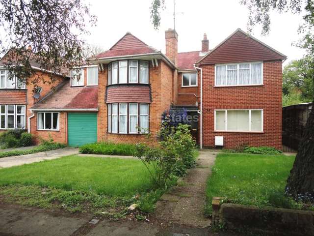  Image of 6 bedroom Semi-Detached house to rent in Stanhope Road Reading RG2 at Stanhope Road  Reading, RG2 7HN