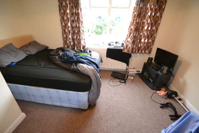  Image of 6 bedroom Semi-Detached house to rent in Stanhope Road Reading RG2 at Stanhope Road  Reading, RG2 7HN