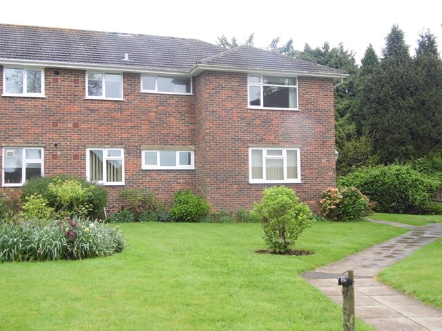 Image of 2 bedroom Flat to rent in Courtlands Crescent Banstead SM7 at Little Court, Courtlands Crescent  Banstead, SM7 2PJ