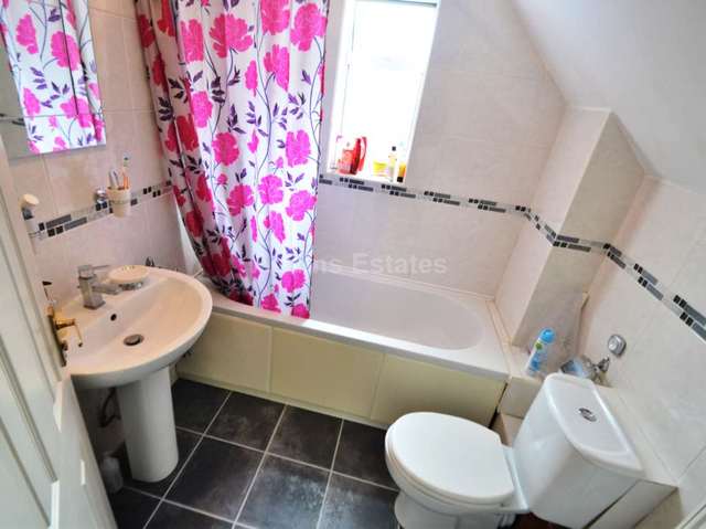  Image of 1 bedroom House Share to rent in Sycamore Road Reading RG2 at Sycamore Road Shinfield Reading, RG2 7LX