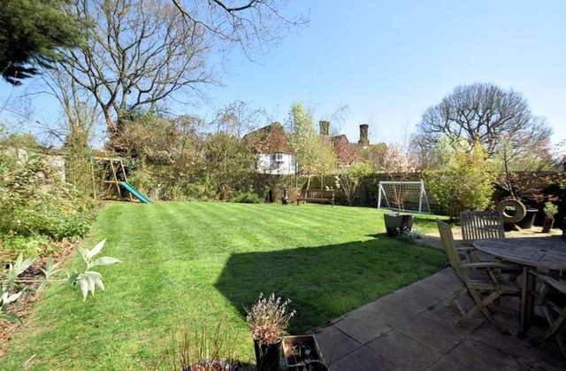  Image of 4 bedroom Detached house for sale in Sykes Gardens Upper Basildon Reading RG8 at Upper Basildon, RG8 8AH