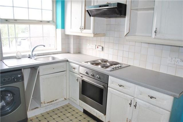  Image of 2 bedroom Flat for sale in Tavern Close Carshalton SM5 at Surrey, SM5 1JE