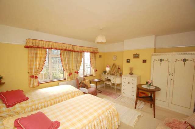  Image of 4 bedroom Detached house for sale in High Street Tetsworth Thame OX9 at High Street Tetsworth Thame, OX9 7AT