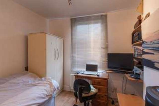  Image of 4 bedroom Terraced house for sale in The Avenue London W4 at The Avenue  London, W4 1HR