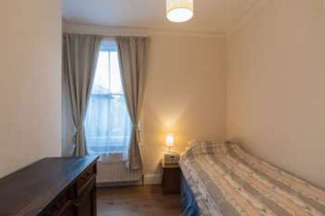  Image of 4 bedroom Terraced house for sale in The Avenue London W4 at The Avenue  London, W4 1HR