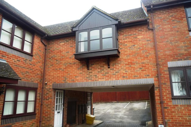  Image of Studio flat to rent in The Cloisters High Wycombe HP13 at High Wycombe, HP13 6BD