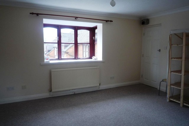  Image of Studio flat to rent in The Cloisters High Wycombe HP13 at High Wycombe, HP13 6BD