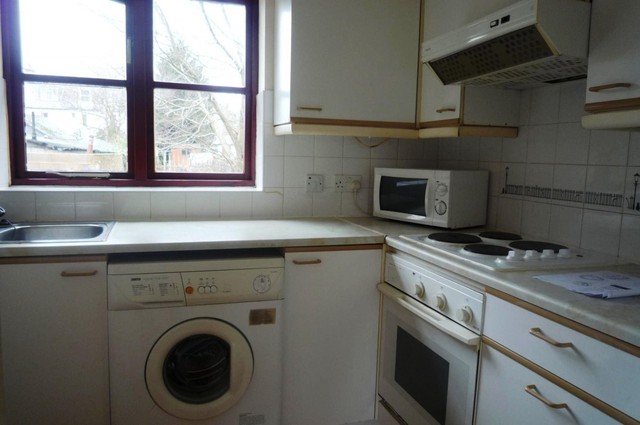  Image of Studio flat to rent in The Cloisters High Wycombe HP13 at High Wycombe, HP13 6BD