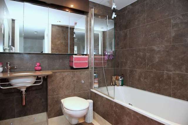  Image of 2 bedroom Apartment to rent in Western Gateway London E16 at Western Gateway  London, E16 1BL