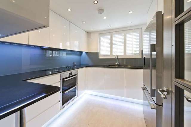  Image of 3 bedroom Property to rent in The Spinney Castelnau London SW13 at The Spinney  London, SW13 9EN