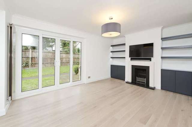  Image of 3 bedroom Property to rent in The Spinney Castelnau London SW13 at The Spinney  London, SW13 9EN