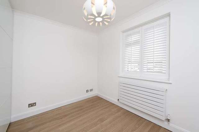  Image of 3 bedroom Property to rent in The Spinney Castelnau London SW13 at The Spinney  London, SW13 9EN