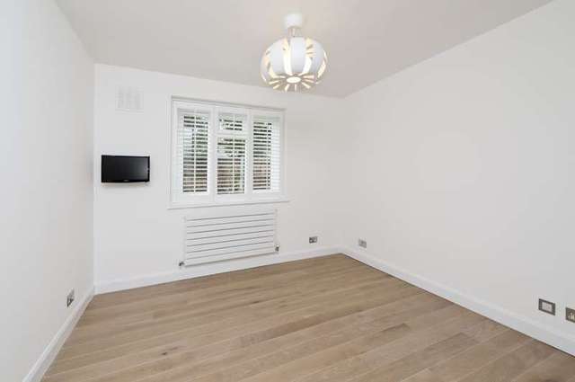  Image of 3 bedroom Property to rent in The Spinney Castelnau London SW13 at The Spinney  London, SW13 9EN