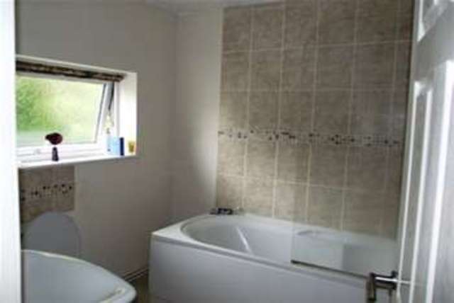  Image of 2 bedroom Flat to rent in Thurlow Road Torquay TQ1 at Torquay, TQ1 3DZ