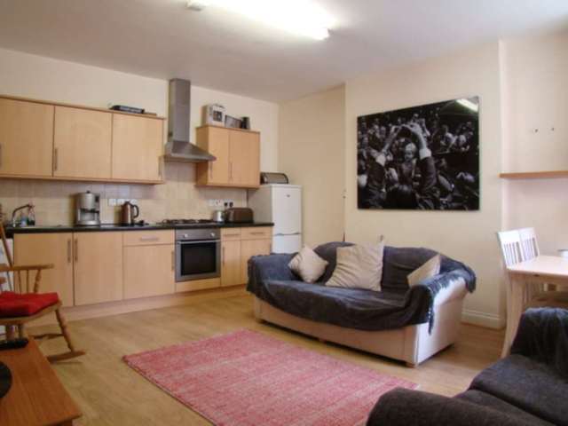  Image of 2 bedroom Flat to rent in Uxbridge Road London W12 at Uxbridge Road Shepherds Bush London, W12 8NL