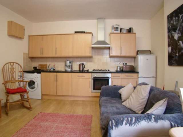  Image of 2 bedroom Flat to rent in Uxbridge Road London W12 at Uxbridge Road Shepherds Bush London, W12 8NL