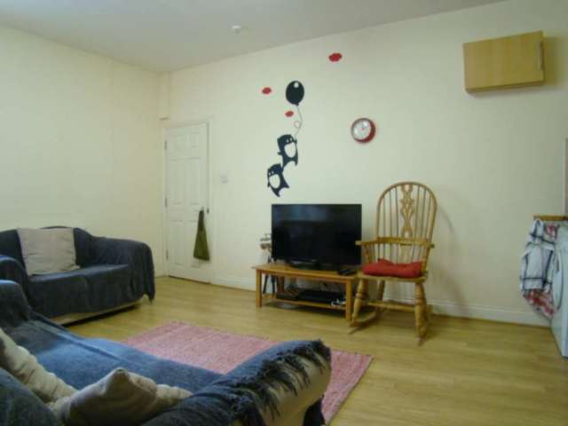  Image of 2 bedroom Flat to rent in Uxbridge Road London W12 at Uxbridge Road Shepherds Bush London, W12 8NL