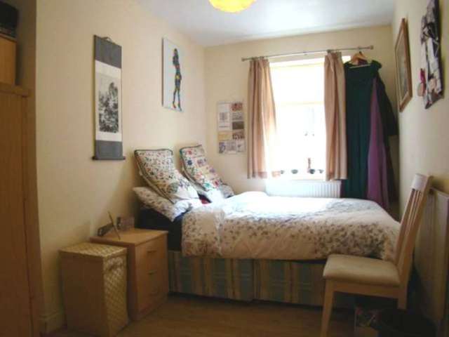  Image of 2 bedroom Flat to rent in Uxbridge Road London W12 at Uxbridge Road Shepherds Bush London, W12 8NL