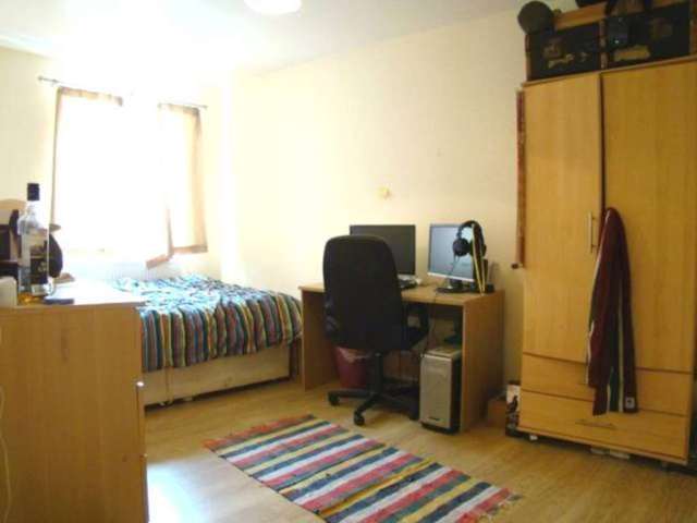  Image of 2 bedroom Flat to rent in Uxbridge Road London W12 at Uxbridge Road Shepherds Bush London, W12 8NL