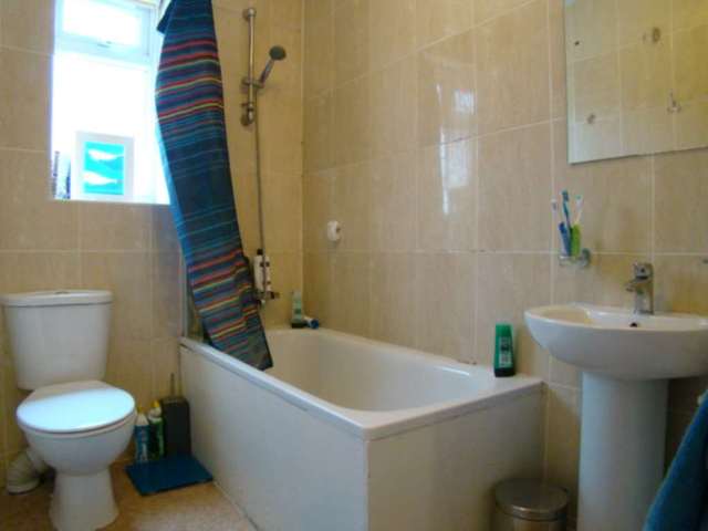  Image of 2 bedroom Flat to rent in Uxbridge Road London W12 at Uxbridge Road Shepherds Bush London, W12 8NL