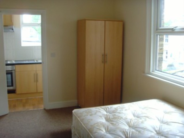  Image of Flat to rent in Uxbridge Road London W12 at Uxbridge Road Shepherds Bush London, W12 8LH