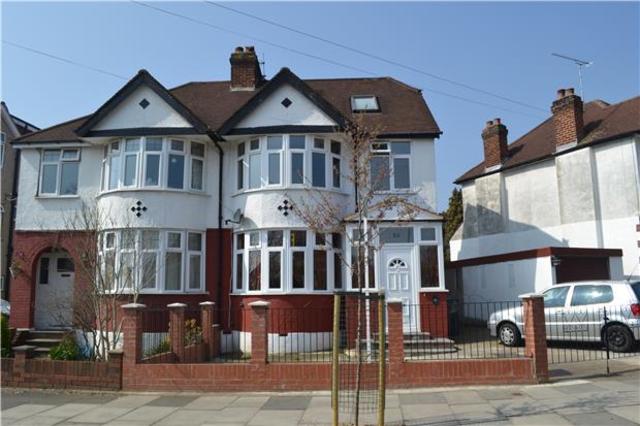  Image of 5 bedroom Property to rent in Vale Drive Barnet EN5 at Hertfordshire, EN5 2ED