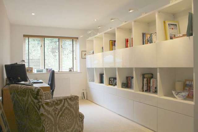  Image of 5 bedroom Detached house for sale in Valley Road Henley-on-Thames RG9 at Henley-On-Thames, RG9 1RL