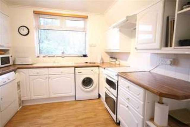 kitchen Image of 3 bedroom Property to rent in Walford Road Cowley Uxbridge UB8 at Walford Road Uxbridge Uxbridge, UB8 2NG Image of kitchen