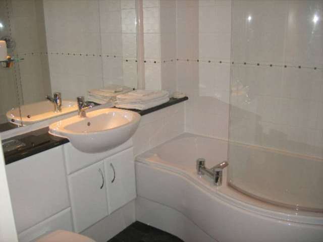  Image of 3 bedroom Apartment to rent in Elmira Way Salford M5 at Elmira Way Salford Quays Salford, M5 3DU
