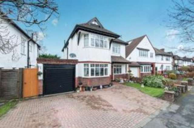  Image of 4 bedroom Detached house for sale in Oakfields Walton-on-Thames KT12 at Walton-on-Thames Surrey Walton-on-Thames, KT12 1EG