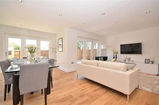  Image of 4 bedroom Detached house for sale in Wedgwood Way Cowplain Waterlooville PO8 at Cowplain Waterlooville Waterlooville, PO8 8RW