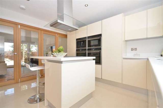  Image of 4 bedroom Detached house for sale in Wedgwood Way Cowplain Waterlooville PO8 at Cowplain Waterlooville Waterlooville, PO8 8RW