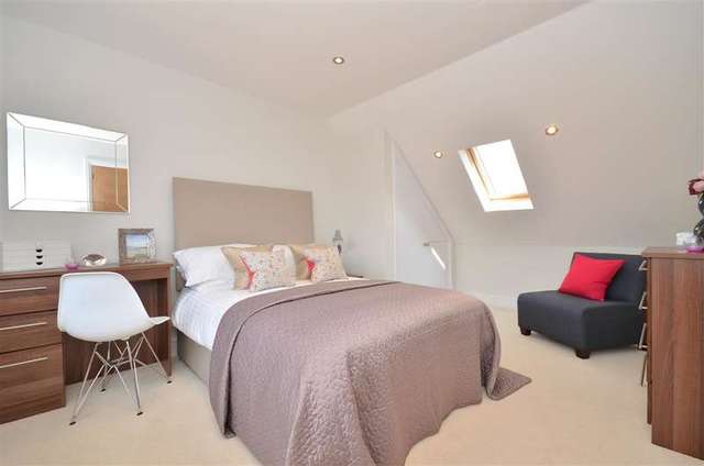  Image of 4 bedroom Detached house for sale in Wedgwood Way Cowplain Waterlooville PO8 at Cowplain Waterlooville Waterlooville, PO8 8RW