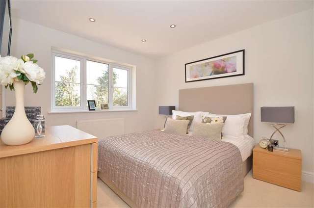 Image of 4 bedroom Detached house for sale in Wedgwood Way Cowplain Waterlooville PO8 at Cowplain Waterlooville Waterlooville, PO8 8RW