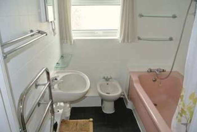  Image of 3 bedroom Flat to rent in West Parade Worthing BN11 at West Parade  Worthing, BN11 3QY