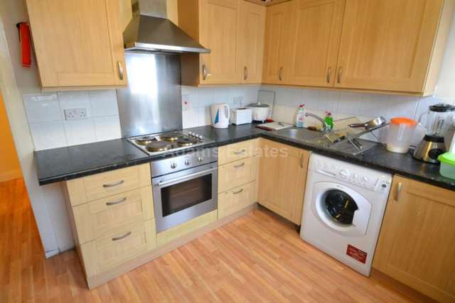  Image of 1 bedroom House Share to rent in West Street Reading RG1 at West Street  Reading, RG1 1TT