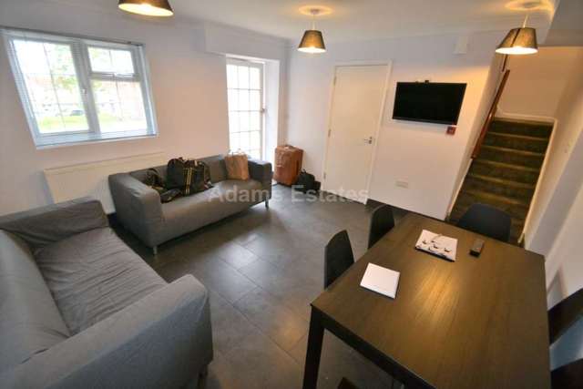  Image of 6 bedroom Detached house to rent in Whitby Drive Reading RG1 at Whitby Drive  Reading, RG1 5HW
