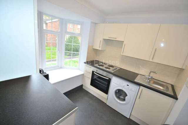  Image of 6 bedroom Detached house to rent in Whitby Drive Reading RG1 at Whitby Drive  Reading, RG1 5HW