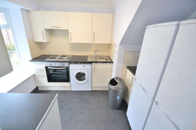  Image of 6 bedroom Detached house to rent in Whitby Drive Reading RG1 at Whitby Drive  Reading, RG1 5HW