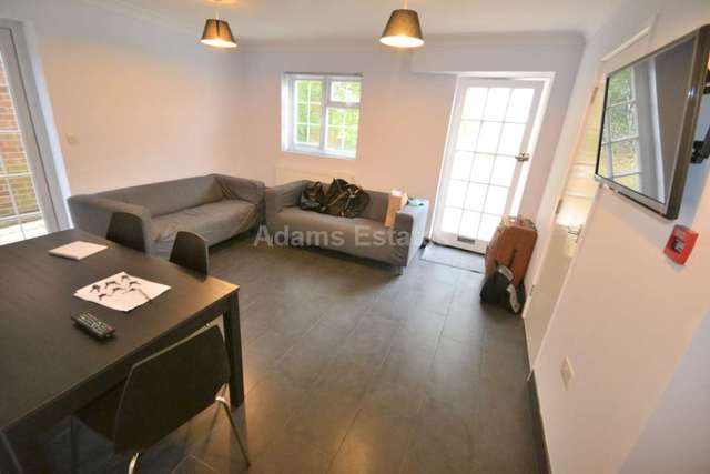  Image of 6 bedroom Detached house to rent in Whitby Drive Reading RG1 at Whitby Drive  Reading, RG1 5HW