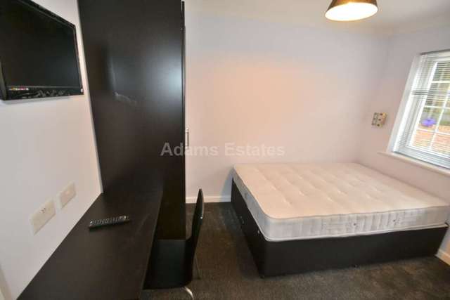  Image of 6 bedroom Detached house to rent in Whitby Drive Reading RG1 at Whitby Drive  Reading, RG1 5HW